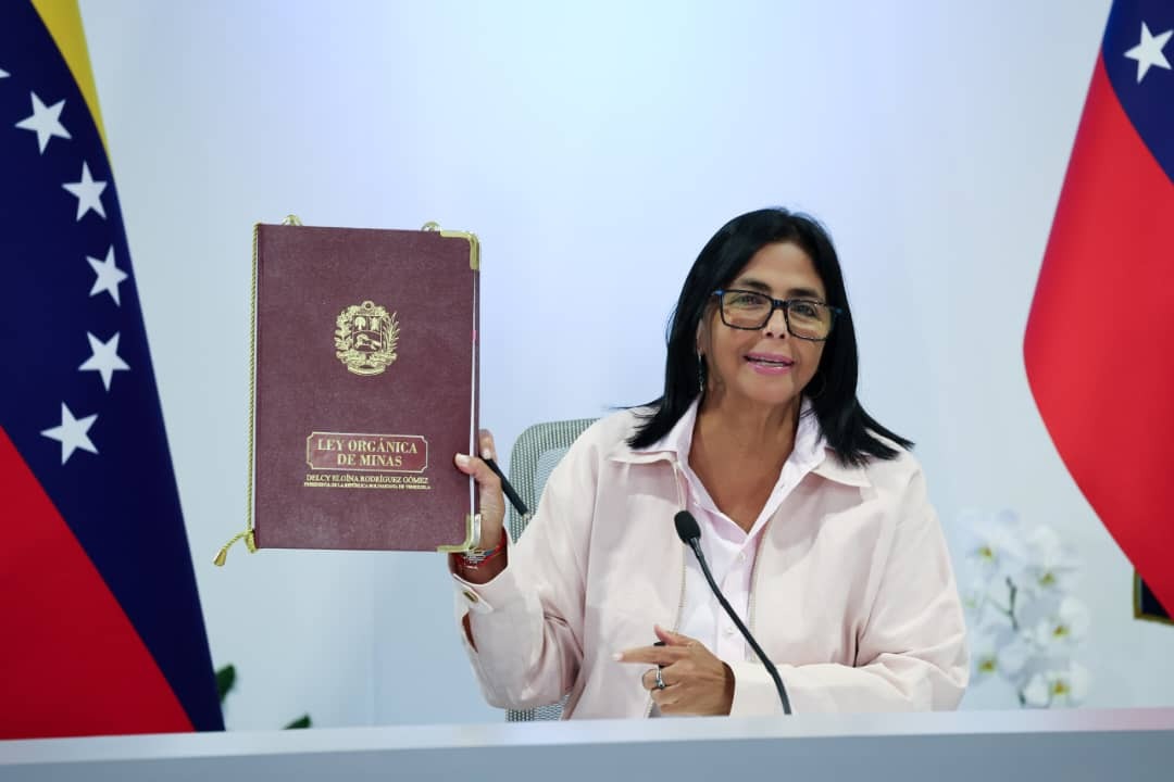 Delcy Rodríguez firma la nueva Ley de Minas y agradece a Trump por «la buena disposición»