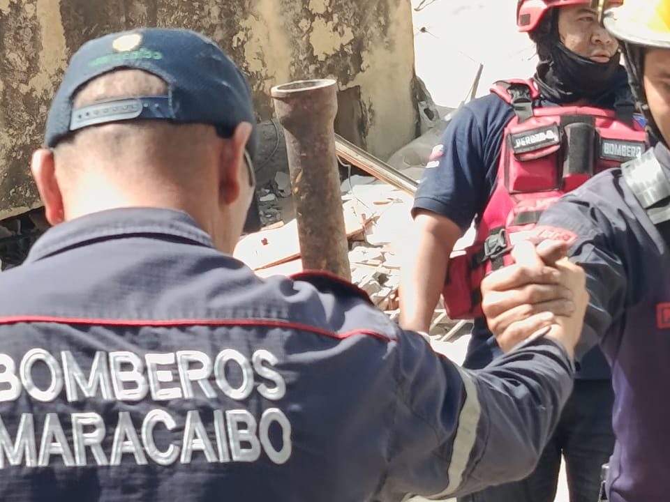 Médicos de Bomberos Maracaibo ayudan en el rescate de una niña y una mascota en el sector Caraballeda