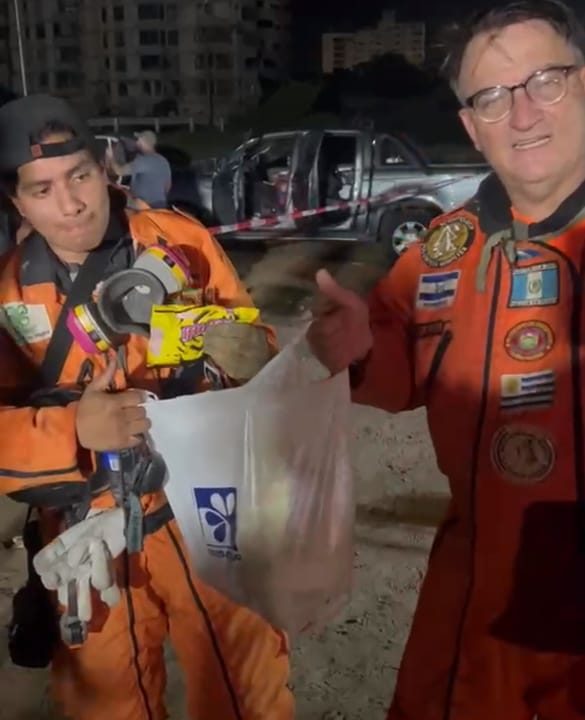 Rescatistas extranjeros reciben chucherías como forma de agradecimiento tras las labores de rescate de los terremotos en Venezuela