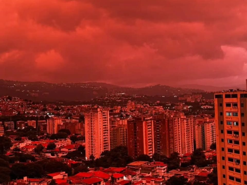 Fenómeno meteorológico tiñe el cielo de rojo en varios estados de Venezuela