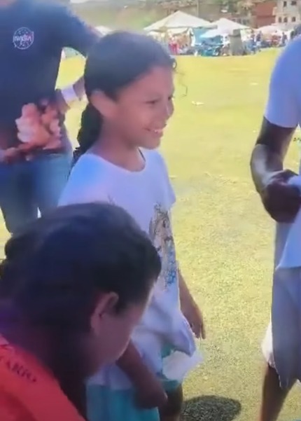 Buenas noticias para esta niña después del terremoto: ¡Tendrá una hermanita!