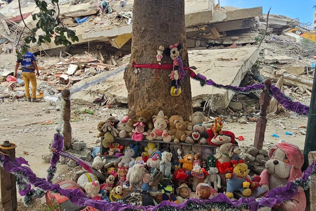 “El Altar de los Juguetes”: El desgarrador tributo de las madres de la OPP 26 a sus niños fallecidos tras los terremotos