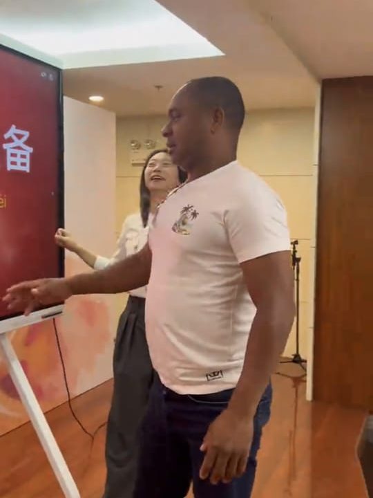 El «traductor de carpas chinas» da el gran salto: ahora aprende el idioma oficial