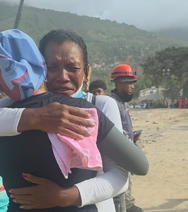 40 días de búsqueda desesperada: Una mujer halla el cuerpo de su madre entre los escombros