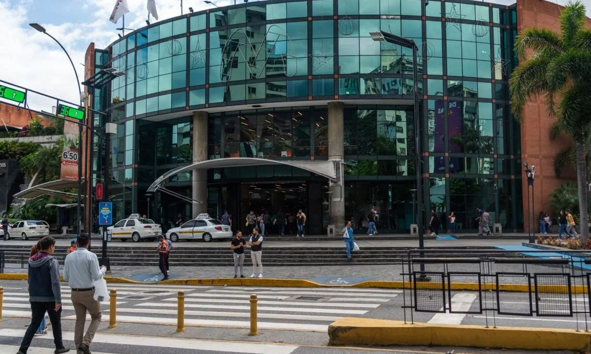 Plan de ahorro energético en centros comerciales se mantendrá hasta octubre