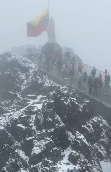 El Pico Espejo amaneció cubierto de nieve este domingo y cautivó a los visitantes y en redes sociales
