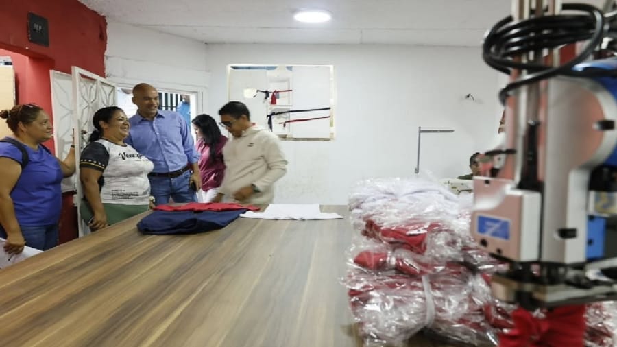 Ministerio de Educación entregará morrales y uniformes a más de un millón de niños para el nuevo año escolar