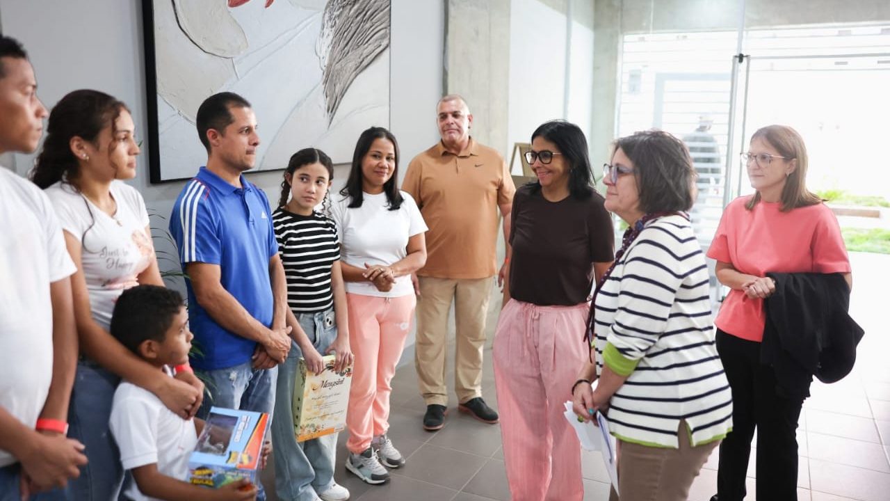 Gobierno nacional entrega 564 viviendas a familias afectadas por los sismos de junio